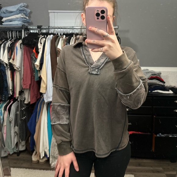 New In Pullover Top - Picture 2 of 4